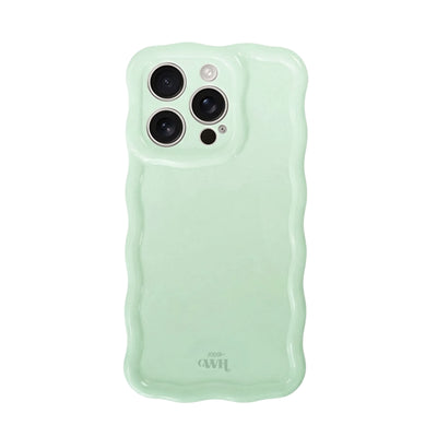Glanzende, golvende telefoonhoes in saliegroen met camera-uitsparingen en xoxo Wildhearts logo.