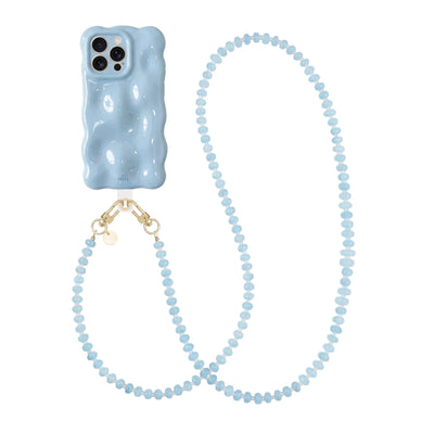 Bubbly Ice Blue telefoonhoesje met golvende textuur en lang Dusty koord van lichtblauwe kralen.
