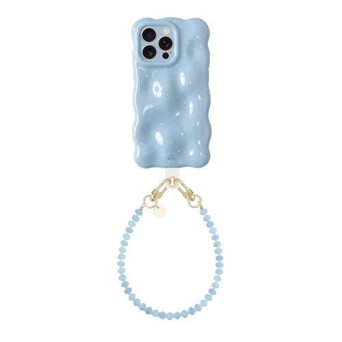 Bubbly Ice Blue iPhone 16 Pro Max case met golvende textuur en bijpassend kort Dusty koord van lichtblauwe kralen.