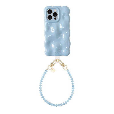 Bubbly Ice Blue iPhone 16 Pro Max case met golvende textuur en bijpassend kort Dusty koord van lichtblauwe kralen.