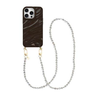 Glanzend bruin telefoonhoesje met golvend patroon en lang Pearlfection koord van witte parels.