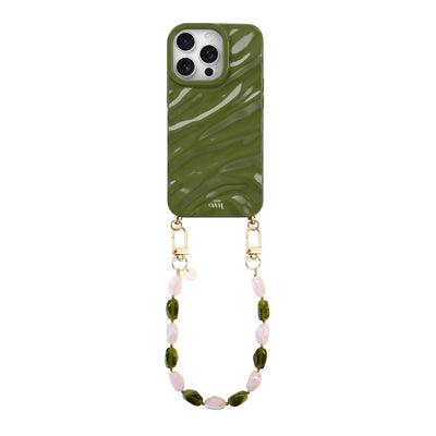 Glanzende donkergroene iPhone 14 Pro hoes met golvend patroon en kort Rose Quartz kralenkoord.