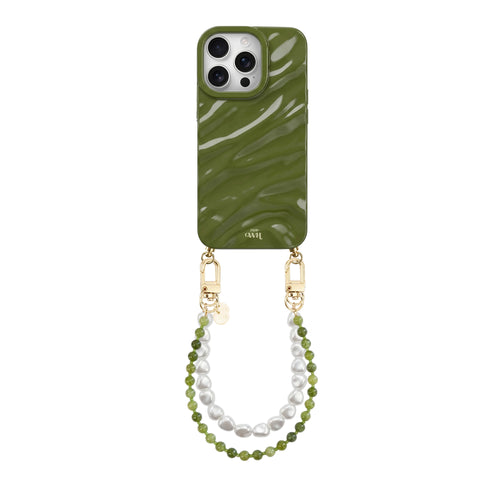 Glanzend donkergroen iPhone 13 Pro hoesje met golvend design, gouden haakjes en twee koorden: olijfgroen en wit parelkoord.