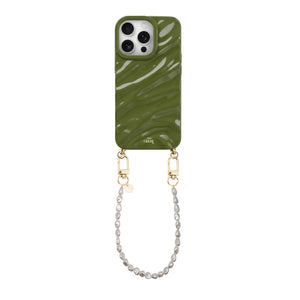 Glanzende diepgroene telefoonhoes met golvend patroon, gouden details en een kort parelkoord.