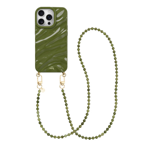 Glanzende donkergroene iPhone 14 Pro hoes met golvend patroon en lang Deep Olives kralenkoord.
