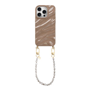 Glanzende taupe telefoonhoes met golvend patroon en kort parelkoord met gouden details.