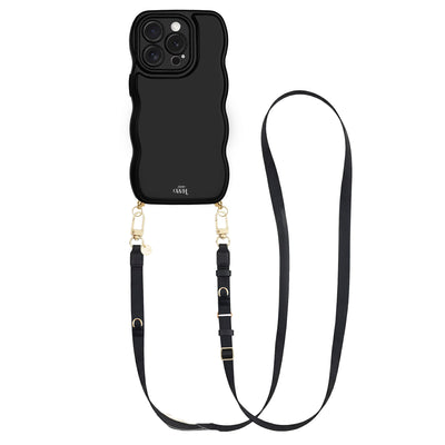 Zwarte glossy wavy telefoonhoes met verstelbare zwarte lanyard strap en gouden hardware.