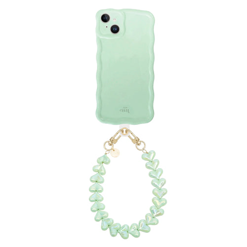 Glossy Wavy Case Sage Sorbet voor iPhone 13 met Funky Hearts koord en gouden haakjes.