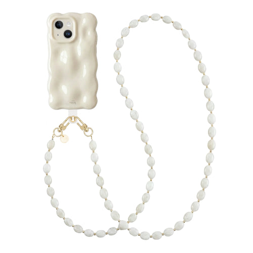 Crèmekleurige iPhone 14 hoes met golvende vorm en lang Ocean Sand koord met parelketting.
