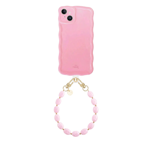 Glossy roze golvende iPhone 13 case met kort Ocean koord van roze kralen en gouden details.