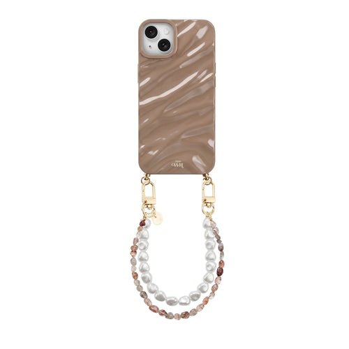 Glanzende taupe iPhone 15 Plus Glaze Cord Case met parelkoord en gouden haakjes.