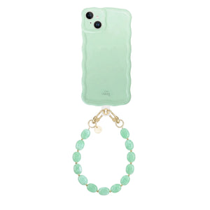 Glossy Wavy Case Sage Sorbet voor iPhone 13 met kort Ocean Mint kralenkoord.