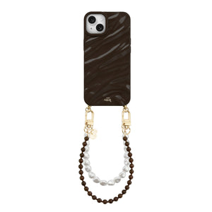 Glanzende bruine iPhone 14 Plus hoes met golvend patroon, gouden details en een parelkoord.