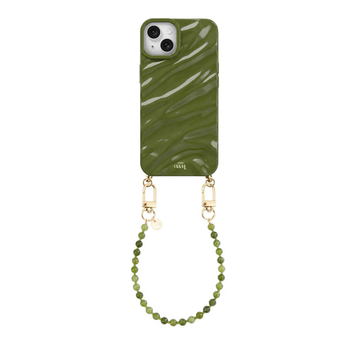 Glanzende donkergroene iPhone 14 Glaze Cord Case met kort Deep Olives kralenkoord en gouden haakjes.