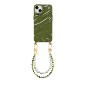 Glanzende donkergroene iPhone 13 hoes met golvend patroon, gouden haakjes, en parel- en olijfgroene kralenkoorden.
