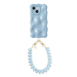 Bubbly Ice Blue iPhone 13 case met golvende vorm en Funky Hearts Cord (Blue metallic) met gouden haakjes.