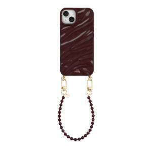 Glanzend bordeauxrode iPhone 15 Plus Glaze Cord Case met kort Burgundy Muse koord en gouden haakjes.