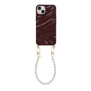 Glanzende bordeauxrode iPhone 14 Glaze Cord Case met kort parelkoord en gouden haakjes.