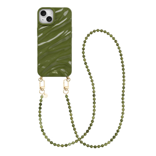 Glanzend donkergroen iPhone 14 hoesje met golvend patroon en lang Deep Olives kralenkoord.