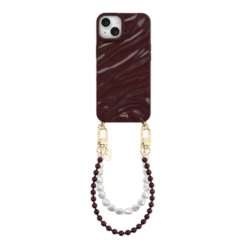 Glanzende bordeauxrode iPhone 15 Plus hoes met golvend patroon, gouden haakjes en een parelkoord.