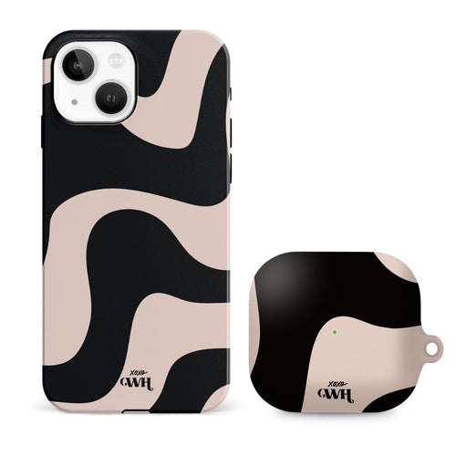 xoxo Wildhearts - xoxo Wildhearts telefoonhoesje geschikt voor iPhone 14 Plus met AirPods 4 hoesje - set - Ride With Me - Double Layer - Telefoonhoesje met dubbele beschermlaag - Golvend patroon case - Zwart en beige
