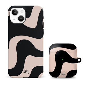 xoxo Wildhearts - xoxo Wildhearts telefoonhoesje geschikt voor iPhone 13 met AirPods 1 en 2 hoesje - set - Ride With Me - Double Layer - Telefoonhoesje met dubbele beschermlaag - Golvend patroon case - Zwart en beige
