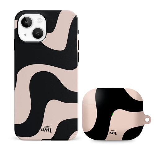 xoxo Wildhearts - xoxo Wildhearts telefoonhoesje geschikt voor iPhone 14 Plus met AirPods Pro (2) hoesje - set - Ride With Me - Double Layer - Telefoonhoesje met dubbele beschermlaag - Golvend patroon case - Zwart en beige