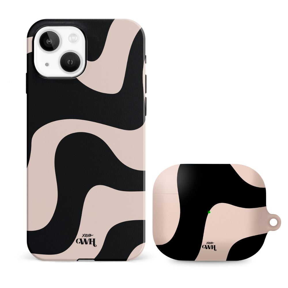 xoxo Wildhearts - xoxo Wildhearts telefoonhoesje geschikt voor iPhone 14 Plus met AirPods Pro (2) hoesje - set - Ride With Me - Double Layer - Telefoonhoesje met dubbele beschermlaag - Golvend patroon case - Zwart en beige