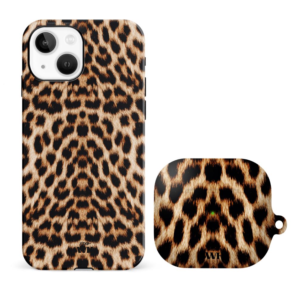 xoxo Wildhearts - xoxo Wildhearts telefoonhoesje geschikt voor iPhone 15 Plus met AirPods 4 hoesje - set - Wild Thing - Double Layer - Telefoonhoesje met dubbele beschermlaag - Panterprint - Tijger - Panter - Tijgerprint hoesje