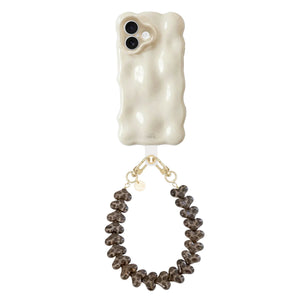 Crèmekleurige Bubbly iPhone 16 case met golvende vorm en Funky Hearts Leopard koord.