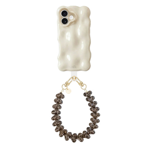 Crèmekleurige Bubbly iPhone 16 case met golvende vorm en Funky Hearts Leopard koord.