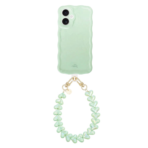 Glossy Wavy Case Sage Sorbet iPhone 16 met Funky Hearts koord, saliegroen en glanzend.