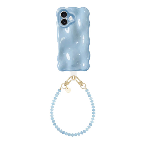 Lichtblauwe Bubbly iPhone 17 case met golvende vorm en bijpassend kort Dusty koord van kraaltjes.