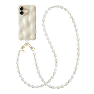 Crèmekleurige Bubbly iPhone 16 hoes met golvende vorm en lang Ocean Sand koord met witte kralen.