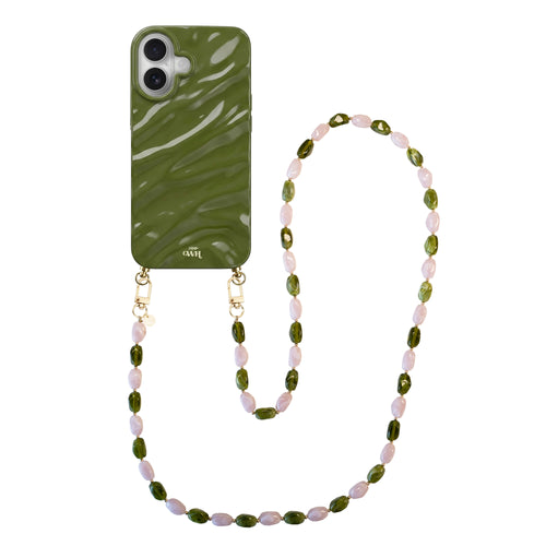 Glanzend donkergroen iPhone 16 hoesje met golvend patroon en lang Rose Quartz kralenkoord.