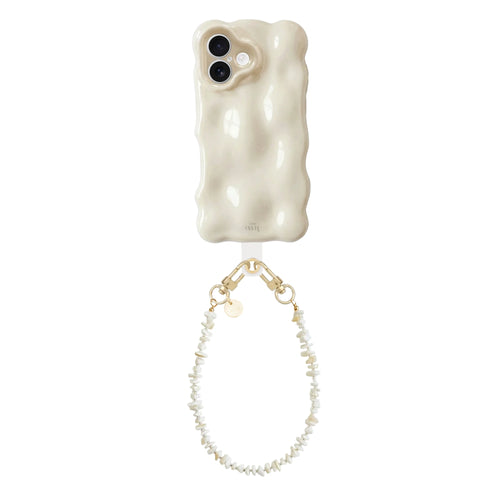 Crèmekleurige Bubbly iPhone 16 case met golvende vorm en kort Summer Sand koord van schelpjes.