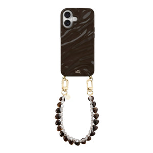 Glanzend diepbruin iPhone 16 hoesje met golvend patroon en een kort parelkoord met bruine hartjes.
