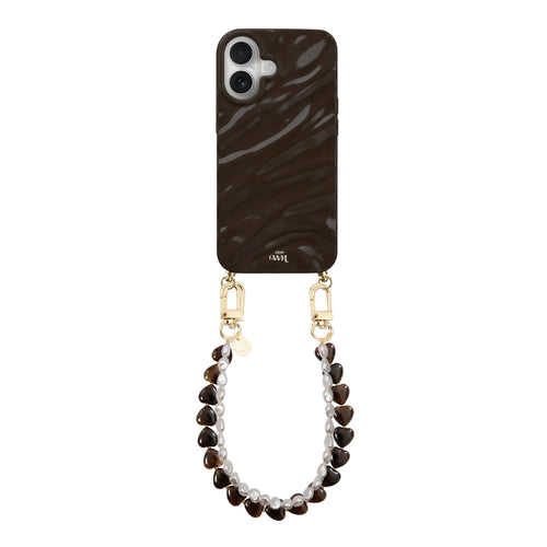 Glanzend diepbruin iPhone 16 hoesje met golvend patroon en een kort parelkoord met bruine hartjes.