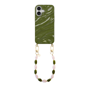 Glanzende donkergroene iPhone 16 hoes met golvend patroon en kort Rose Quartz kralenkoord.
