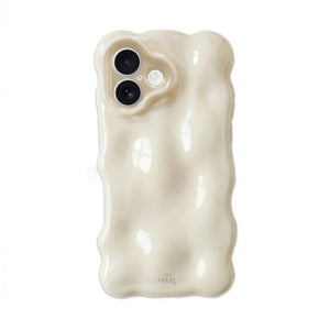 Bubbly Cloud Dancer iPhone 17 hoesje van glanzend, crèmekleurig kunststof met golvende randen en camera cover.