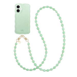 Glanzend saliegroen iPhone hoesje met golvend design en lang Ocean Mint kralenkoord.