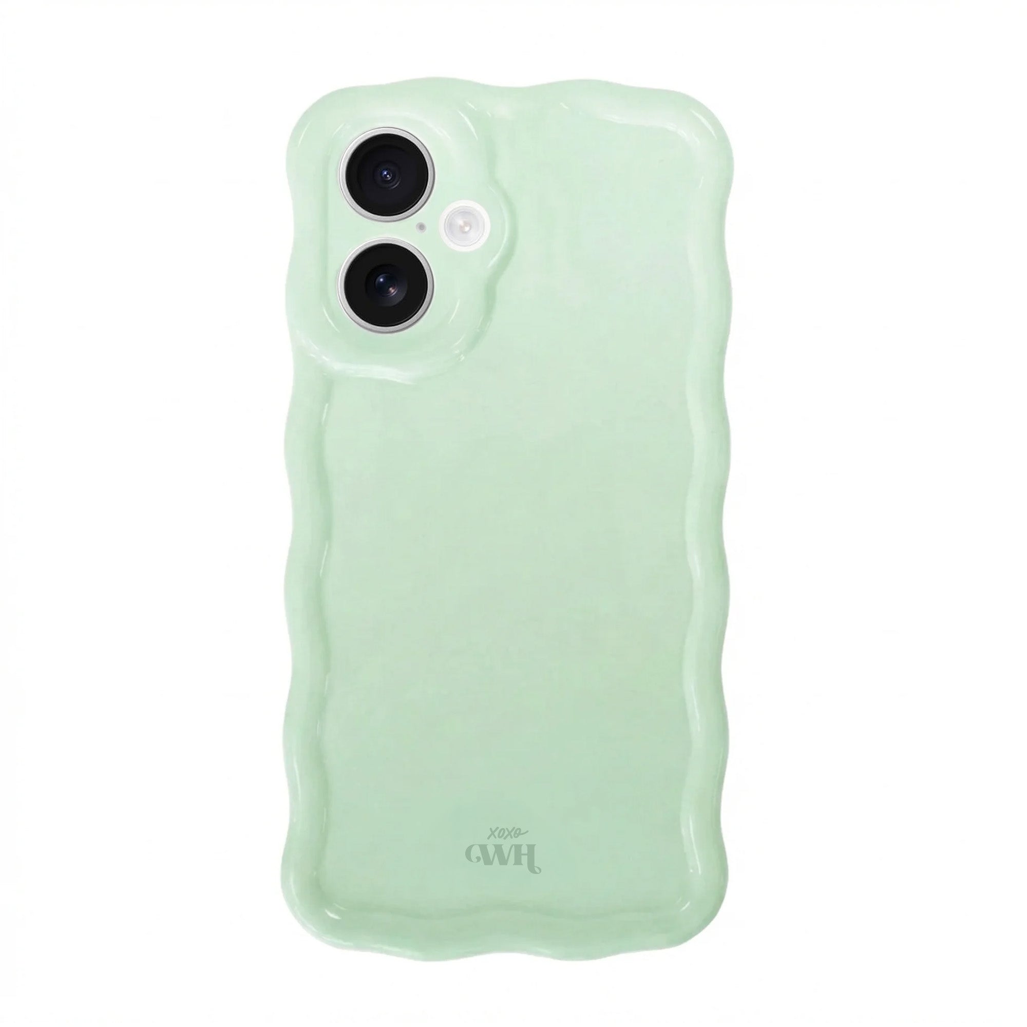 Glanzende, golvende iPhone 16 hoes in zacht saliegroen met dubbele camera-uitsparing en xoxo Wildhearts logo.