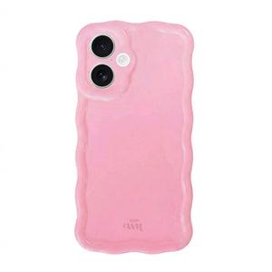 Glanzende roze iPhone 16 hoes met golvend design en xoxo Wildhearts logo.