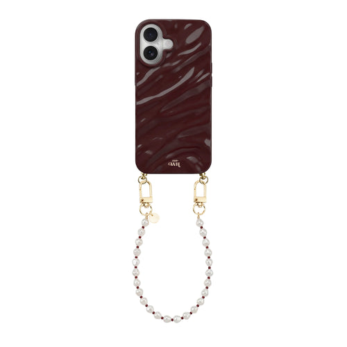iPhone 17 Burgundy Glaze Cord Case met glanzende textuur en kort parelkoord met gouden haakjes.