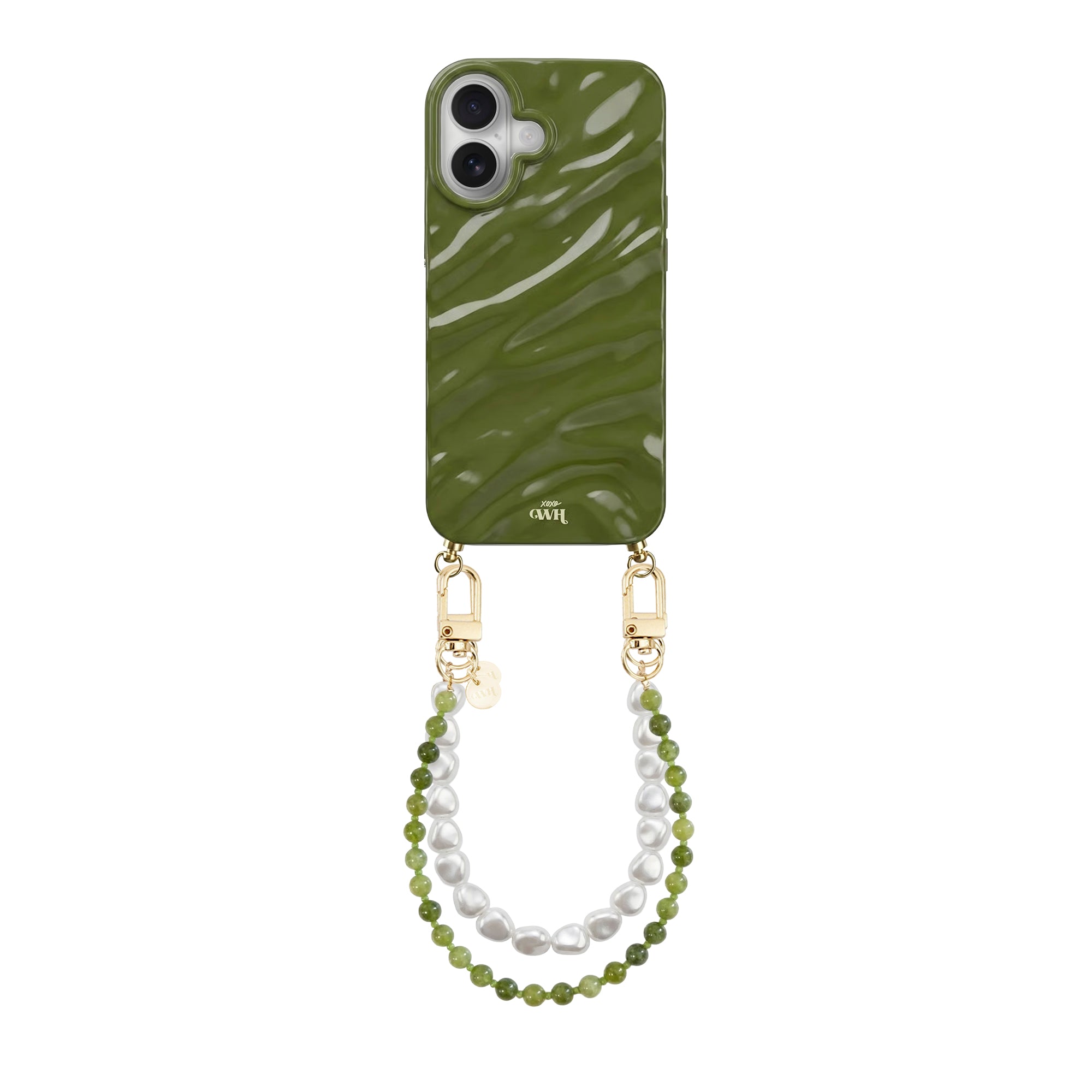 Glanzend donkergroen iPhone 16 hoesje met golvend design, gouden haakjes, en twee koorden: olijfgroen en wit parelkoord.