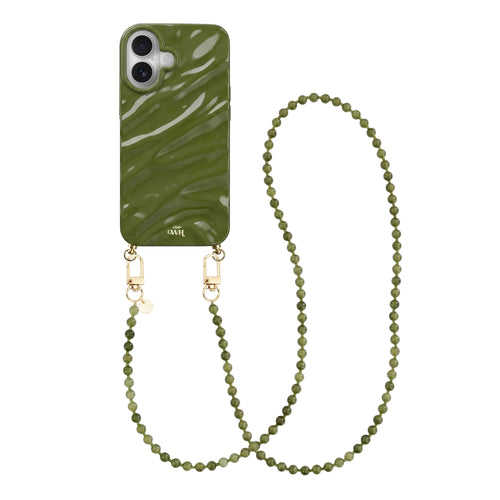 Glanzende donkergroene iPhone 17 Glaze Cord Case met een lang Deep Olives kralenkoord en gouden haakjes.