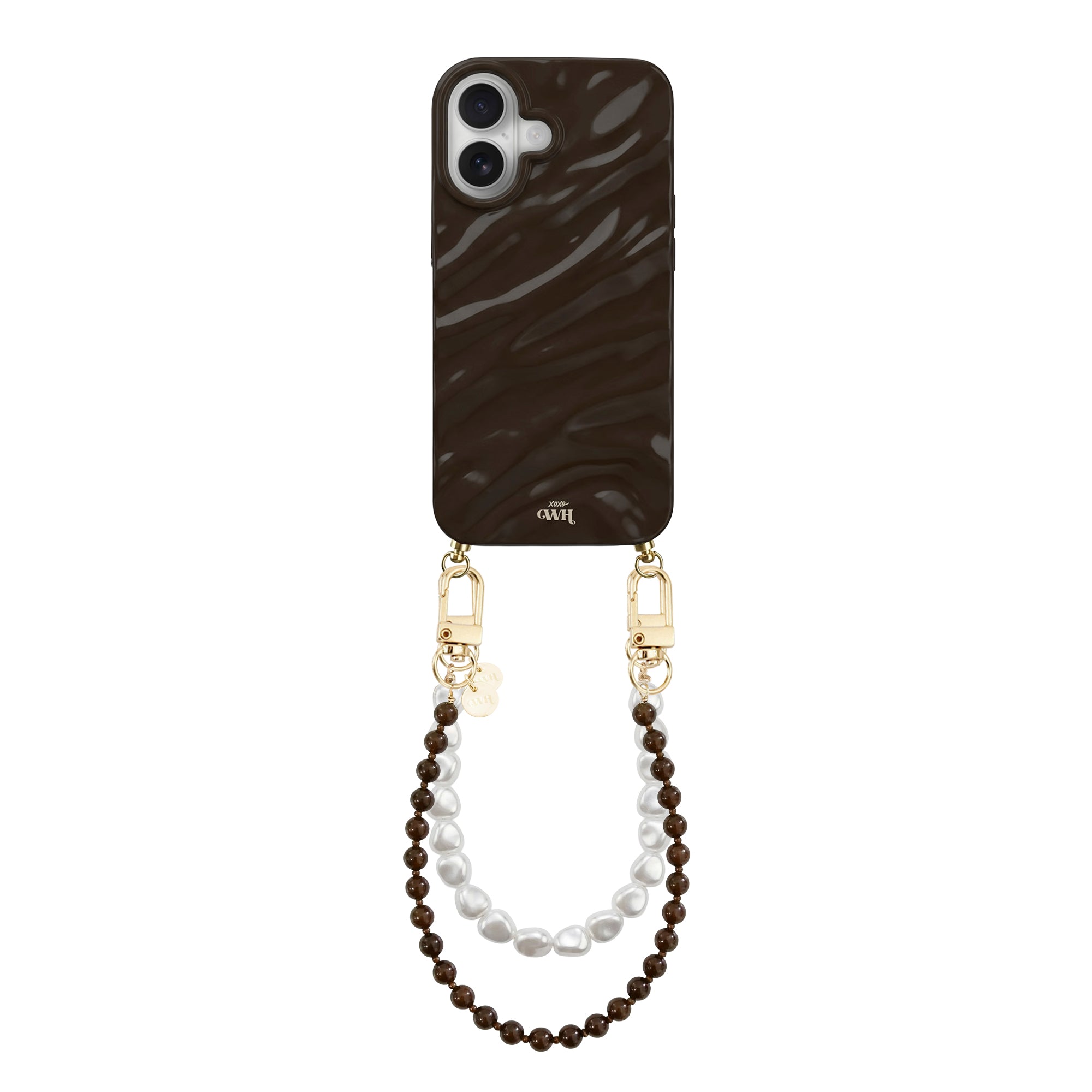 Glanzend bruin iPhone 16 hoesje met golvend design, gouden haakjes en twee koorden: bruine kralen en witte parels.