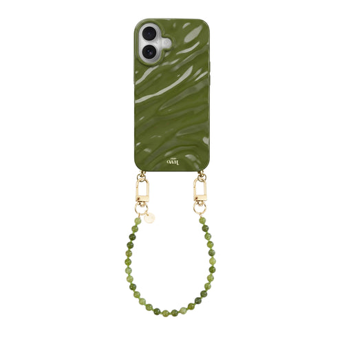 Glanzend donkergroen iPhone 17 Glaze Cord Case met kort Deep Olives kralenkoord en gouden haakjes.