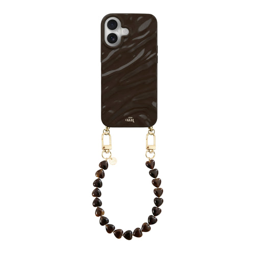 Glaze Cord Case Sweetheart Brown iPhone 17 met glanzende bruine afwerking en kort polskoord met bruine hartjes.