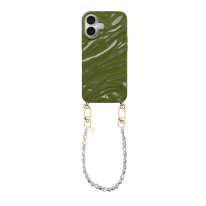 Groen glanzend iPhone hoesje met golvend design en kort parelkoord met gouden sluitingen.